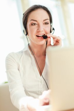 kulaklık güzel bir kadınla