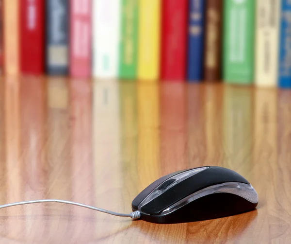 Mouse de computador na mesa — Fotografia de Stock