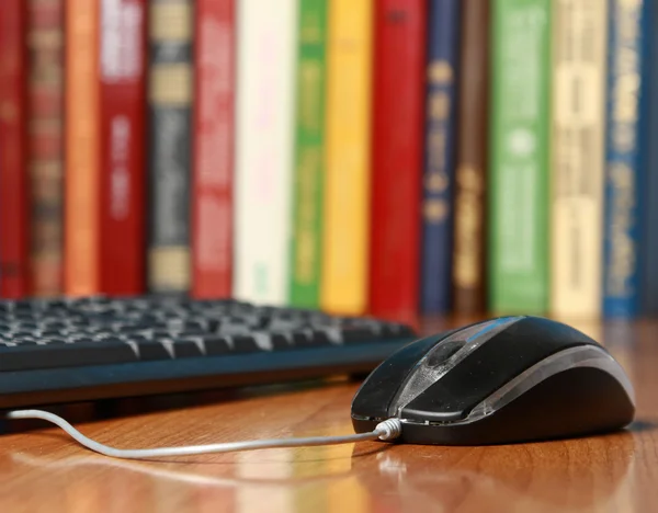 Mouse de computador na mesa — Fotografia de Stock