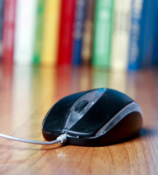 Mouse de computador na mesa — Fotografia de Stock