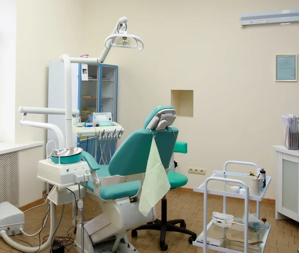 Sedia del dentista moderno in una stanza medica — Foto Stock