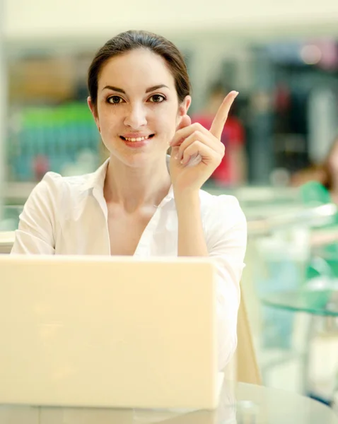 Giovane ragazza con un computer portatile — Foto Stock