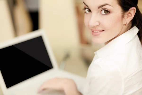Ung kvinna med bärbar dator. — Stockfoto