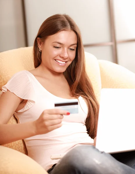 Happy smiling woman sitting on the sofa with laptop — Stock Photo, Image