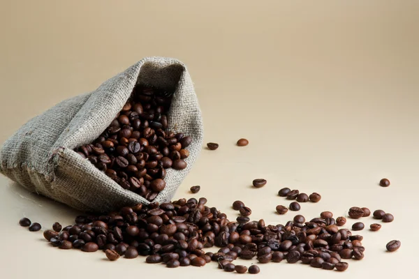 Coffee grains from a packet — Stock Photo, Image