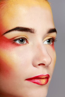 güzel bir kadınla parlak dudaklar makyaj