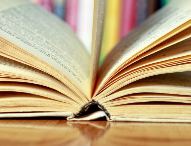kitap kitap karşı masanın üstüne