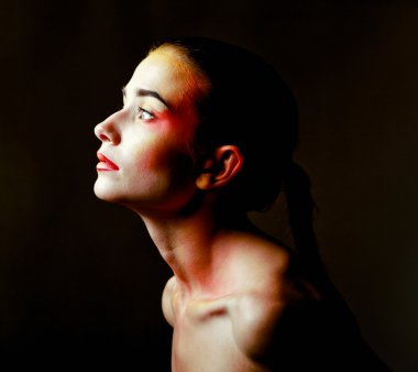 güzel bir kadınla parlak dudaklar makyaj