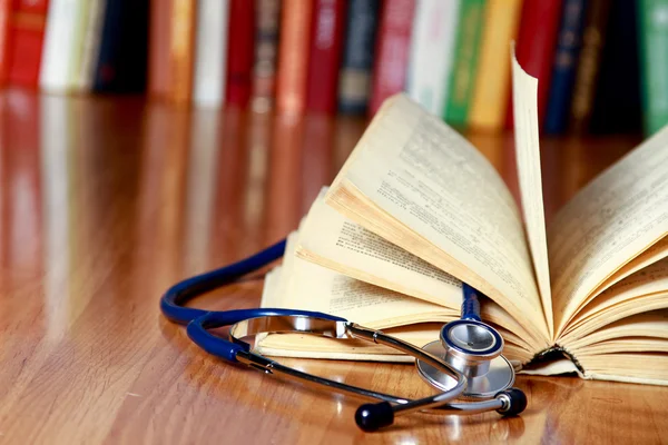 Uno stetoscopio giace con un libro — Foto Stock