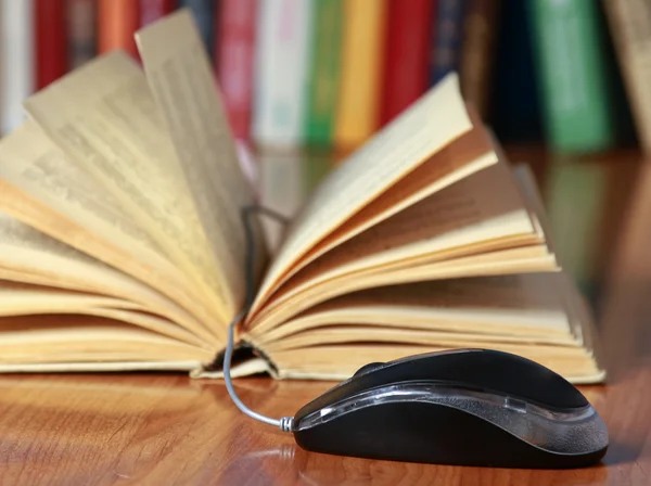 Computermaus und Buch auf dem Schreibtisch — Stockfoto