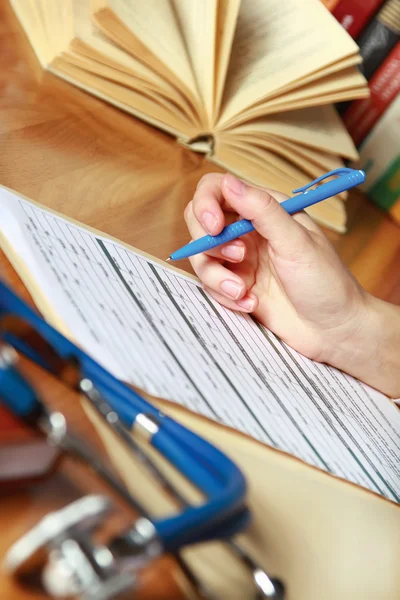 Close-up de escrever as mãos do médico — Fotografia de Stock