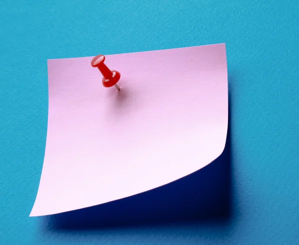 Ροζ χάρτινο σημείωμα σχετικά με μπλε — Φωτογραφία Αρχείου