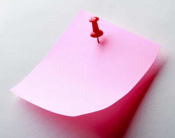 Nota de papel rosa sobre blanco — Foto de Stock