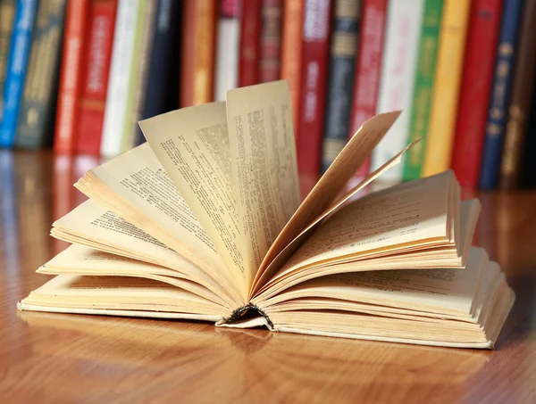 Boek op het Bureau tegen boeken — Stockfoto