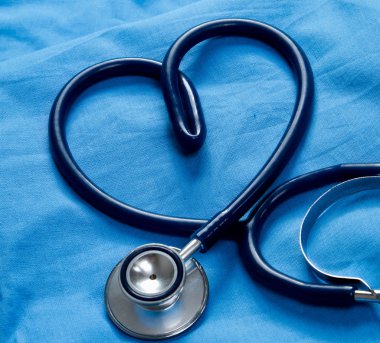 bir stetoskop tıbbi üniforma kalp şekillendirme
