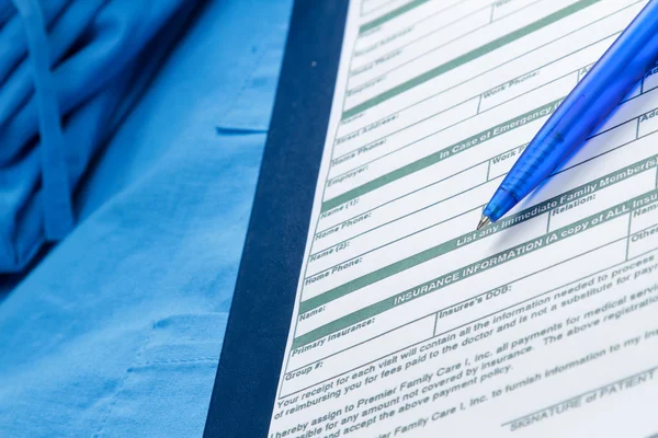 Receta de RX, pluma acostada en un uniforme médico — Foto de Stock