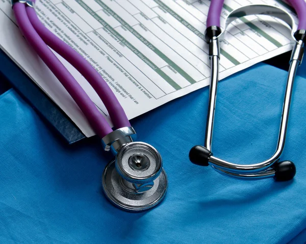 A stethoscope and a clipboard — Stock Photo, Image