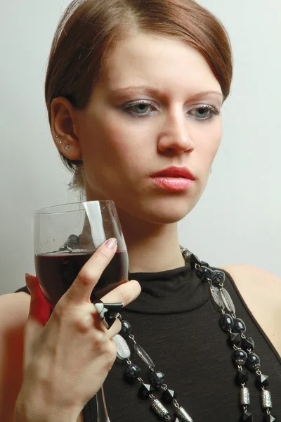 Mujer con una copa de vino sobre la pared —  Fotos de Stock