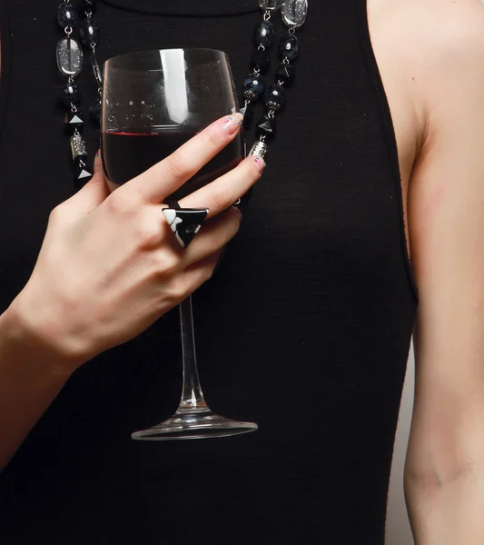 Mujer joven con una copa de vino —  Fotos de Stock