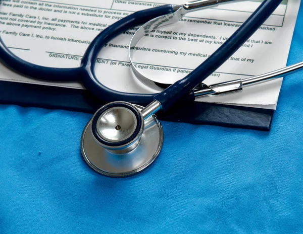 A stethoscope shaping a heart and a clipboard — Stock Photo, Image