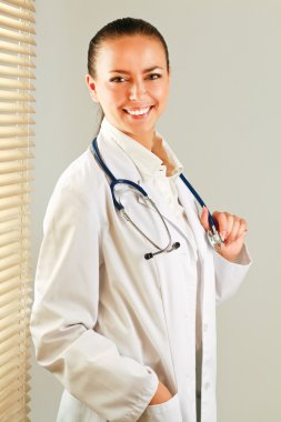 kadın doktor pencere duruyor