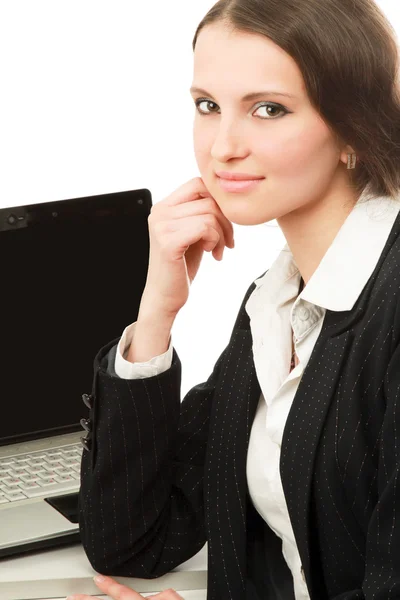 Lapto önünde oturan genç bir kadın — Stok fotoğraf