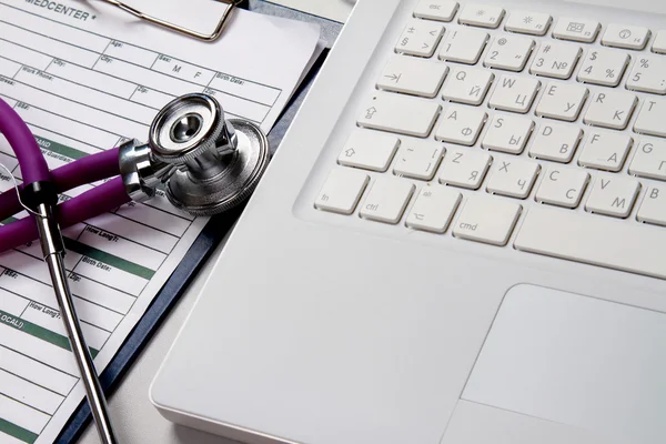 A medical stethoscope on a laptop — Stock Photo, Image