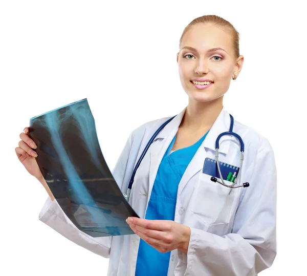 Médecin féminin examinant les rayons X — Photo