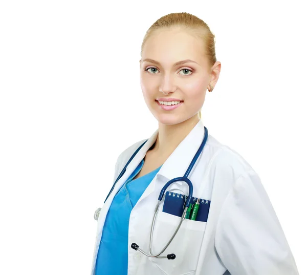 Улыбающаяся доктор женщина со стетоскопом — стоковое фото