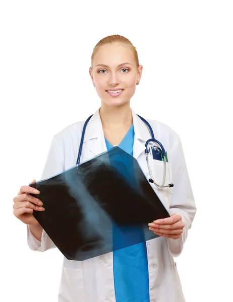 Ärztin untersucht Röntgenbild — Stockfoto