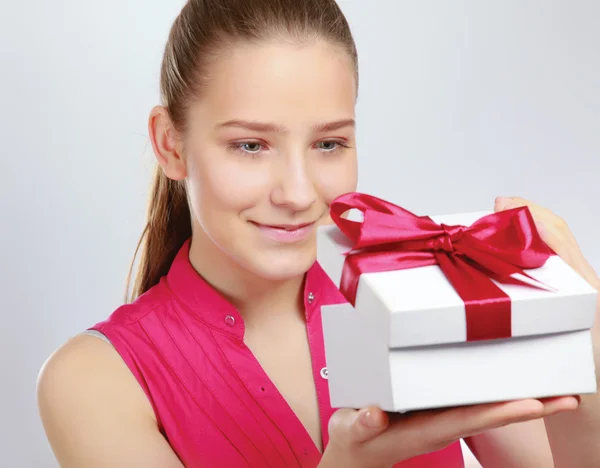 Vrouw met doos van de gift — Stockfoto