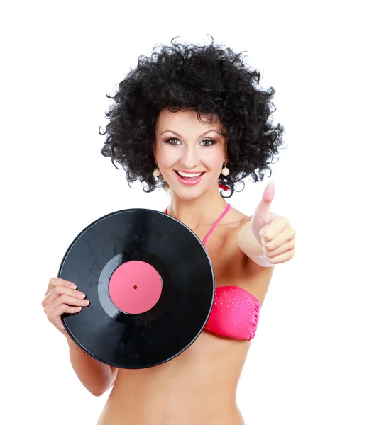 Donna in parrucca afro tenendo disco vinile e mostrando ok — Foto Stock