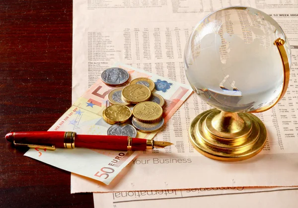 Глобус и деньги евро — стоковое фото