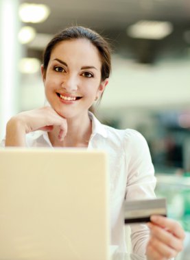 masada oturan ve online alışveriş kadın