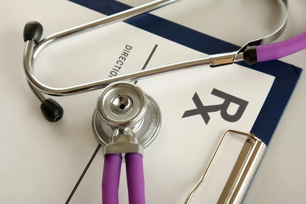 Gros plan d'un stéthoscope sur ordonnance — Photo