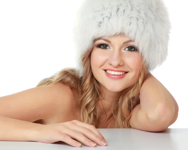 Piękna modelka dziewczyna w futrzanym kapeluszu — Zdjęcie stockowe