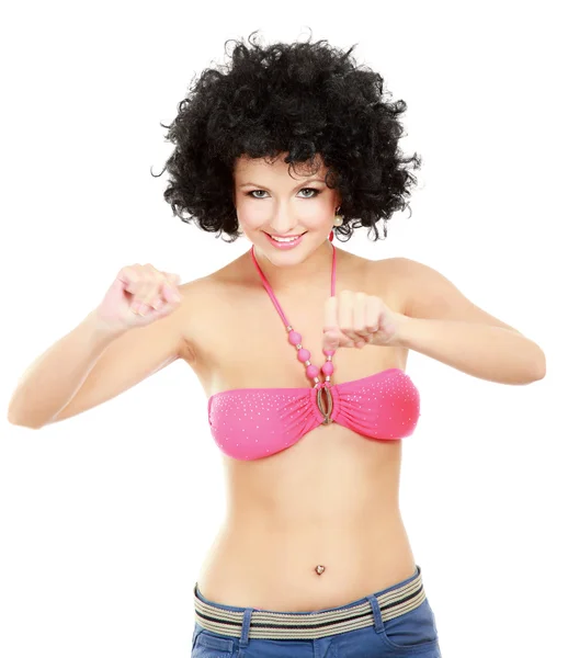 Kvinna i bikini med afro peruk — Stockfoto