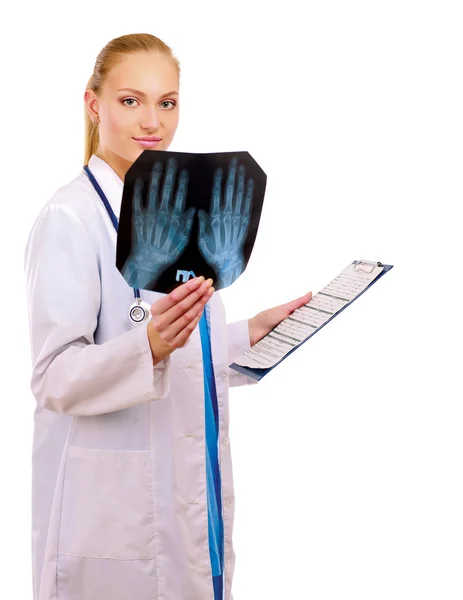 Vrouwelijke arts behandeling een x-ray — Stockfoto