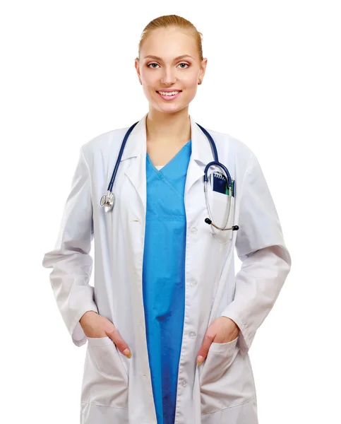 Счастливая молодая медсестра, стоящая со сложенными руками — стоковое фото