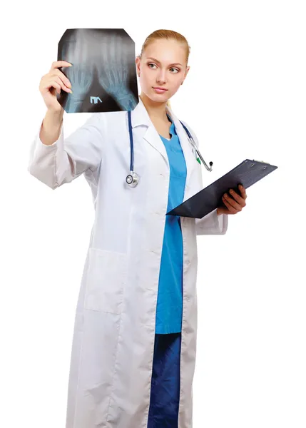 Medico donna che esamina una radiografia — Foto Stock