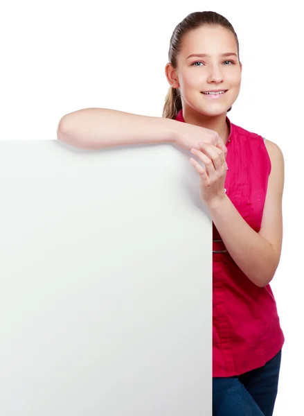 Mujer sonriente de pie cerca de blanco — Foto de Stock