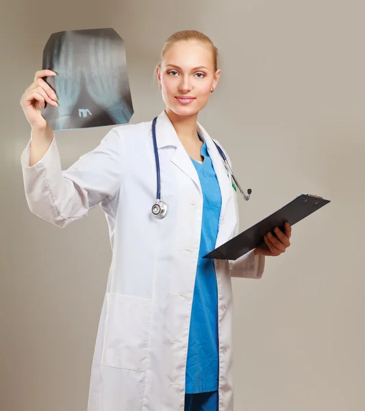 Doctora examinando rayos X — Foto de Stock