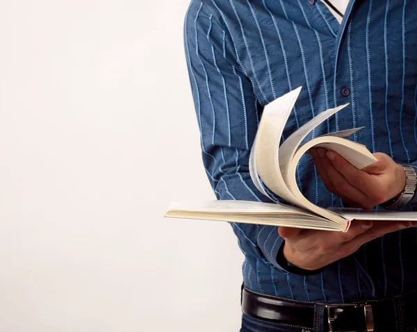 Jeune homme inconnu avec livre isolé — Photo