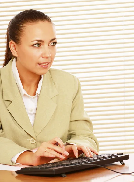 Una joven sentada sobre la mesa . — Foto de Stock