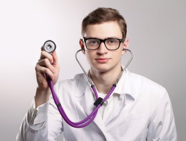 erkek doktor srethoscope kullanma