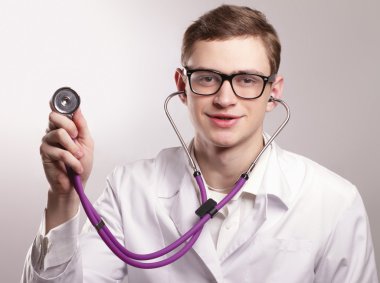 erkek doktor srethoscope kullanma
