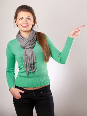 genç kadın bir şeyler gösteriyor