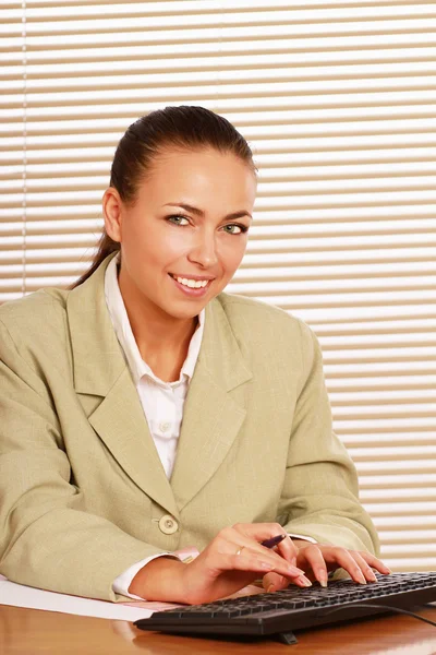 Une jeune femme assise sur la table — Photo