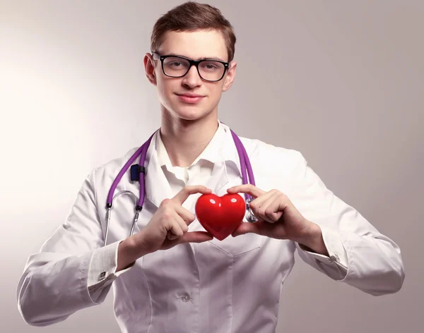 Médico com estetoscópio segurando coração — Fotografia de Stock