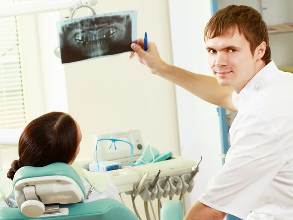 A dentist holding an x-ray — Stock Photo, Image